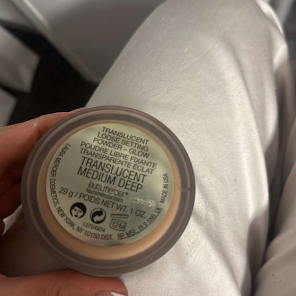 Full size new Laura mercier powder - Picture 2 of 2